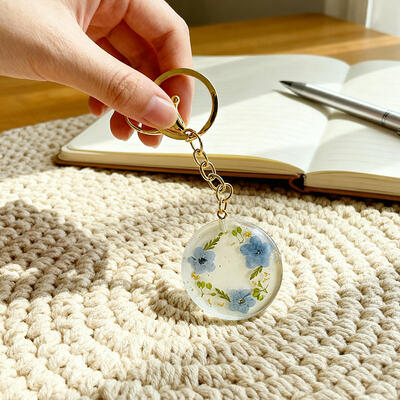 Stylish Dried Flower Resin Keychain – Round Floral Epoxy Charm, Nature-Inspired Accessory   