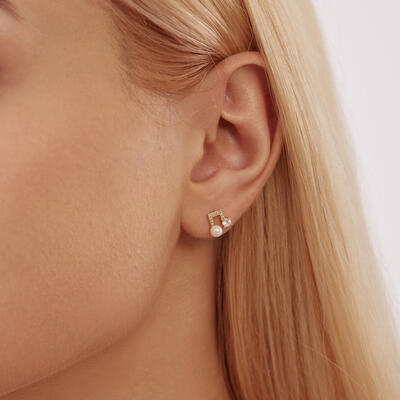 "Love Around the Corner" Round Cut Stud Earrings