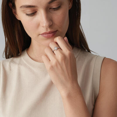 "Obsession Éternelle" Bague de fiançailles halo 0,3 ct taille Ovale