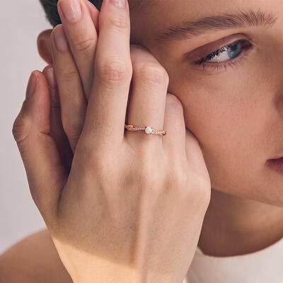 "Lleno de Ternura" Anillo de Compromiso con Ópalo Corte Redondo de 4 mm y Piedras Laterales