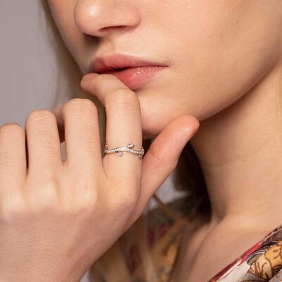 "Spring in My Eyes" Classic Wedding Ring