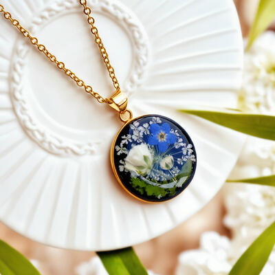 Charming Handmade Dried Flower Necklace – Round Black Resin Pendant