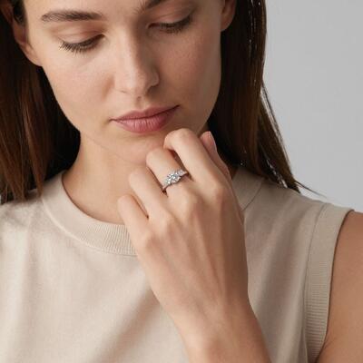 "Toujours" Round Cut Three Stone Bague de fiançailles