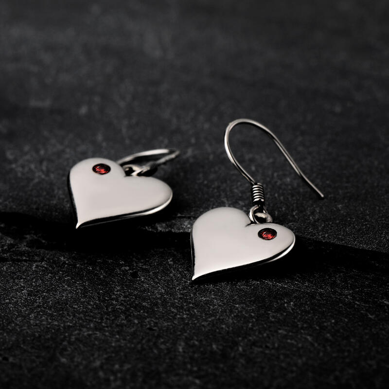 Jeulia Aretes de corazones con piedra roja de amor de plata
