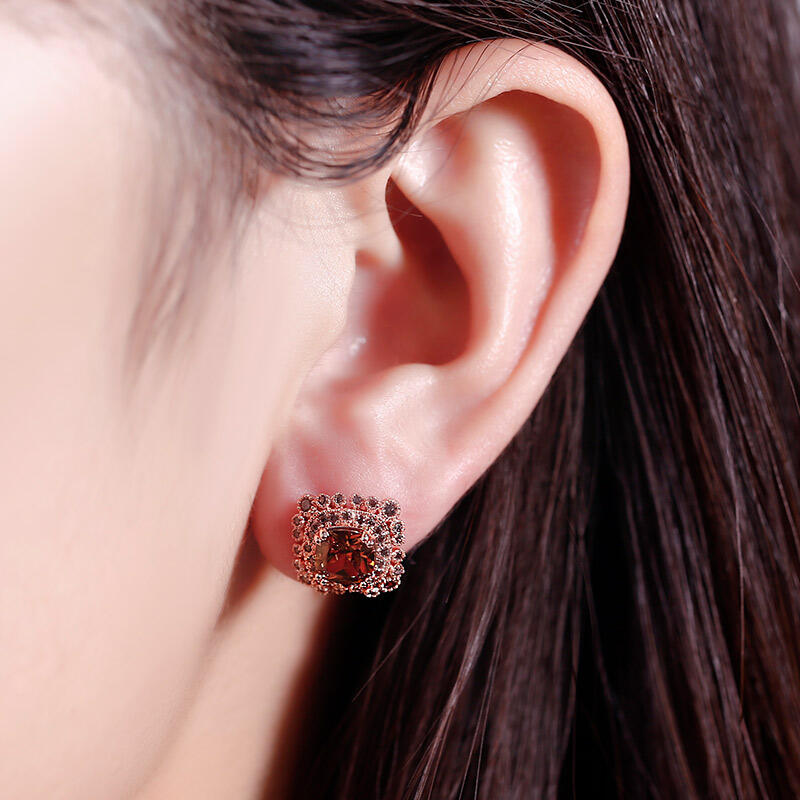 Jeulia Pendientes de plata esterlina con corte de cojín de halo de milgrain