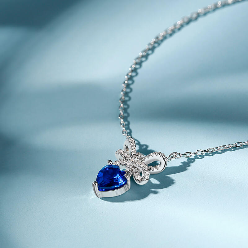 Jeulia Collar de plata de ley con colgante de corazón y pajarita