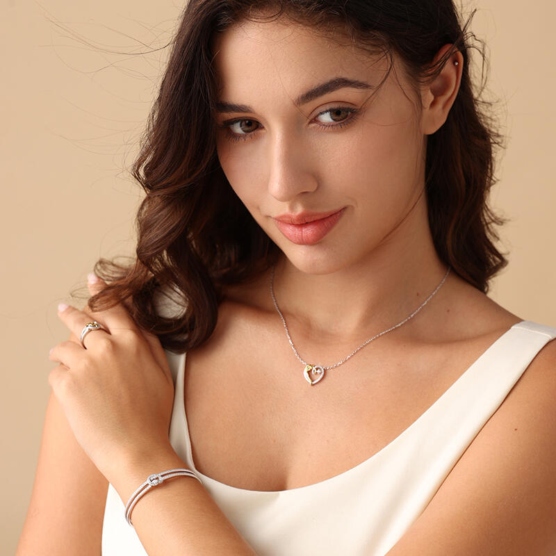 Jeulia Collar con colgante de corazón grabado de mamá de plata de ley