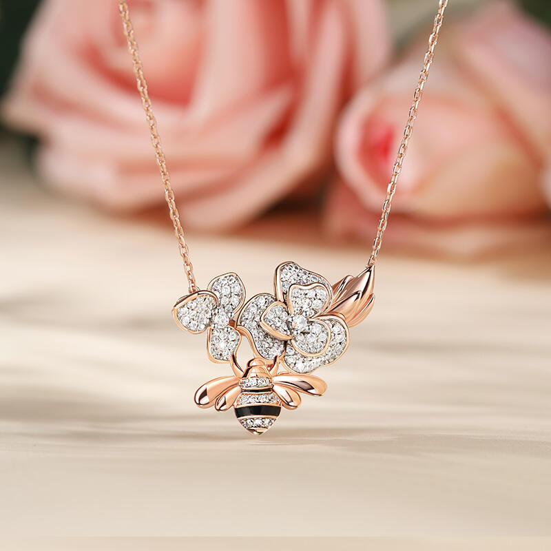 Jeulia Collar de Plata de Ley con Abeja y Flor