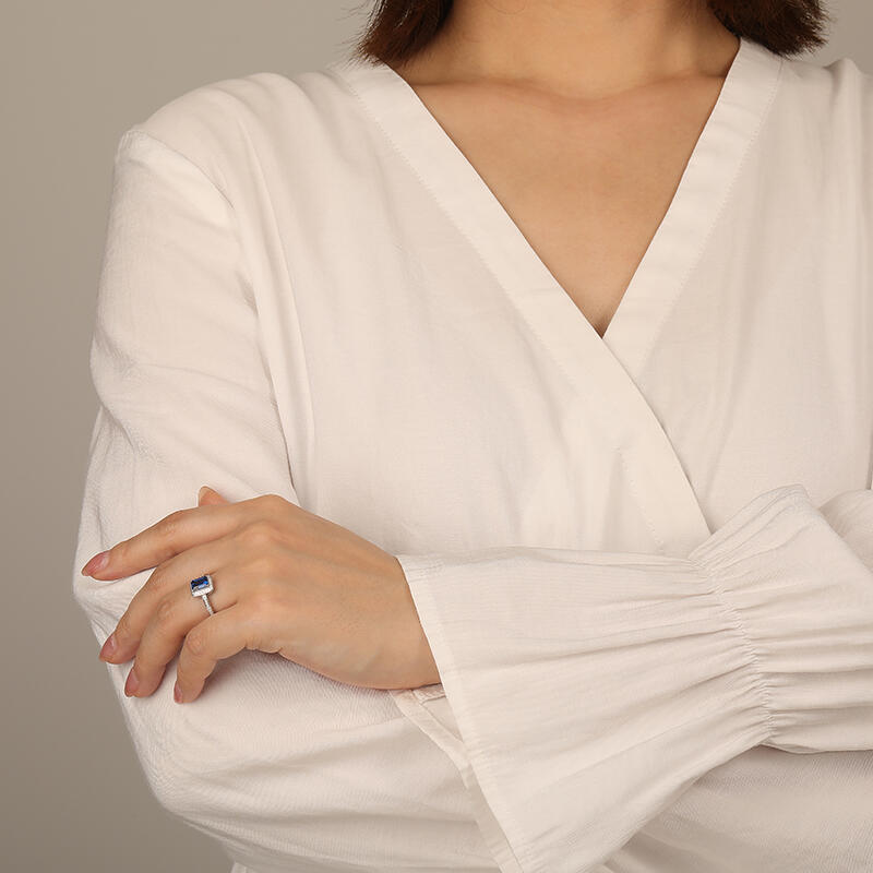 "Leidenschaftliches Flüstern" Smaragd-Schliff Halo-Verlobungsring