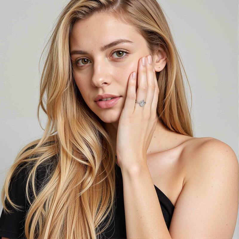 "Wange an Wange" 1.5 Karat Tropfen-Schliff Halo-Verlobungsring