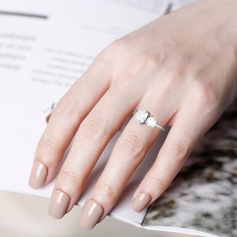 "Sweethearts" Toi-et-Moi Verlobungsring mit asymmetrischem Herz-Schliff