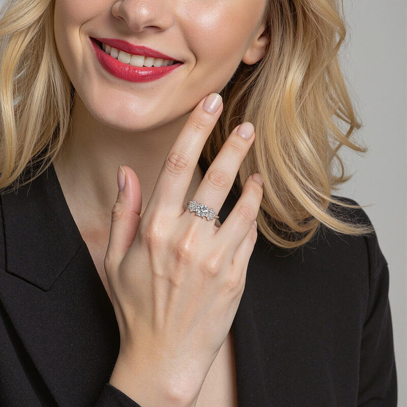 "Flüstern des Schnees" Rundschliff Verlobungsring mit Seitensteinen