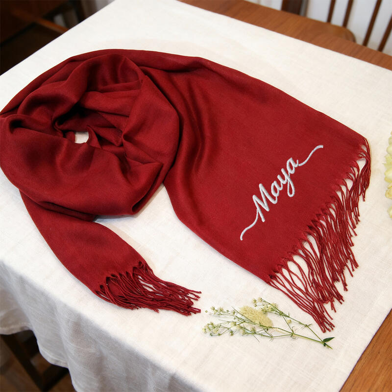Personalisierter bestickter Schal mit Namen ein warmes Wintergeschenk für Freunde
