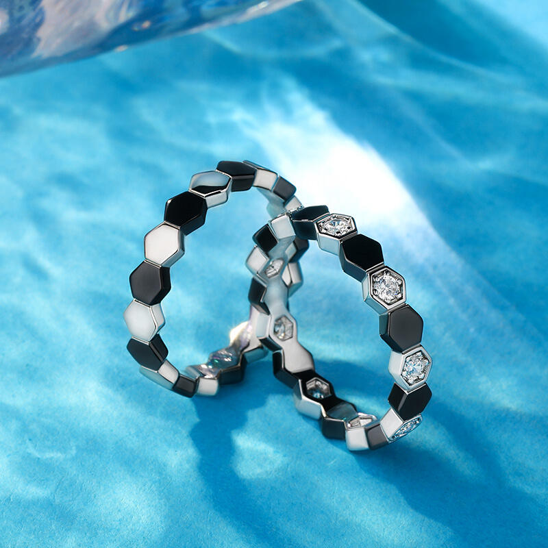 Jeulia Anillo pareja simple de compromiso de ley con diseño de fútbol blanco y negro