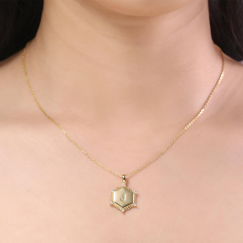 Jeulia Collar Personalizado de Plata de Ley con Placa de Letra de Sol Hexagonal Grabada