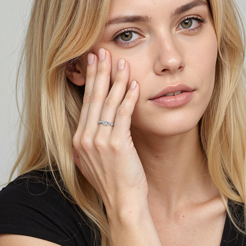 "Voller Zärtlichkeit" Verlobungsring 0,3 ct Rundschliff mit Seitensteinen