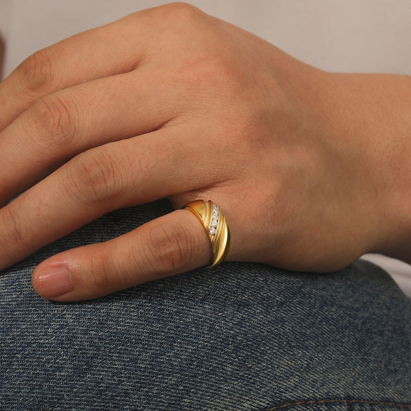 Jeulia Alianza Diagonal Con Tono Oro Para Hombre De Corte Redondo En Plata De Ley