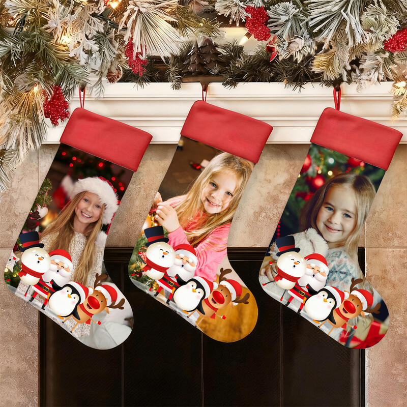 Personliga julstrumpor med egna foton och seriefigurer för barn