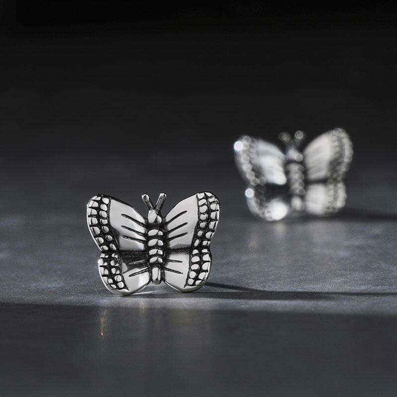 Jeulia Pendientes de botón de adorable mariposa de plata de ley