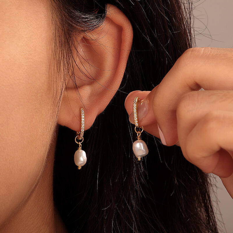 Jeulia Everyday Baroque Pearl Gold Huggie Earrings