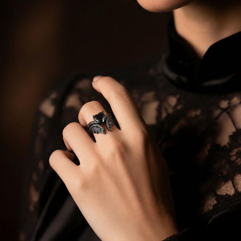 Jeulia Vintage Bat Wing Black Heart Bridal Ring Set