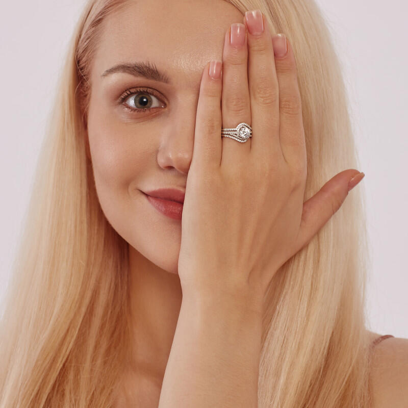 "Incomparable Happiness" Round Cut 3pcs Bridal Set