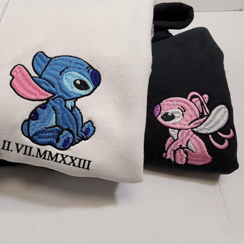 Gepersonaliseerde hoodie met geborduurde steek en engel met aangepaste Romeinse cijferdatum voor het jubileum van de geliefde