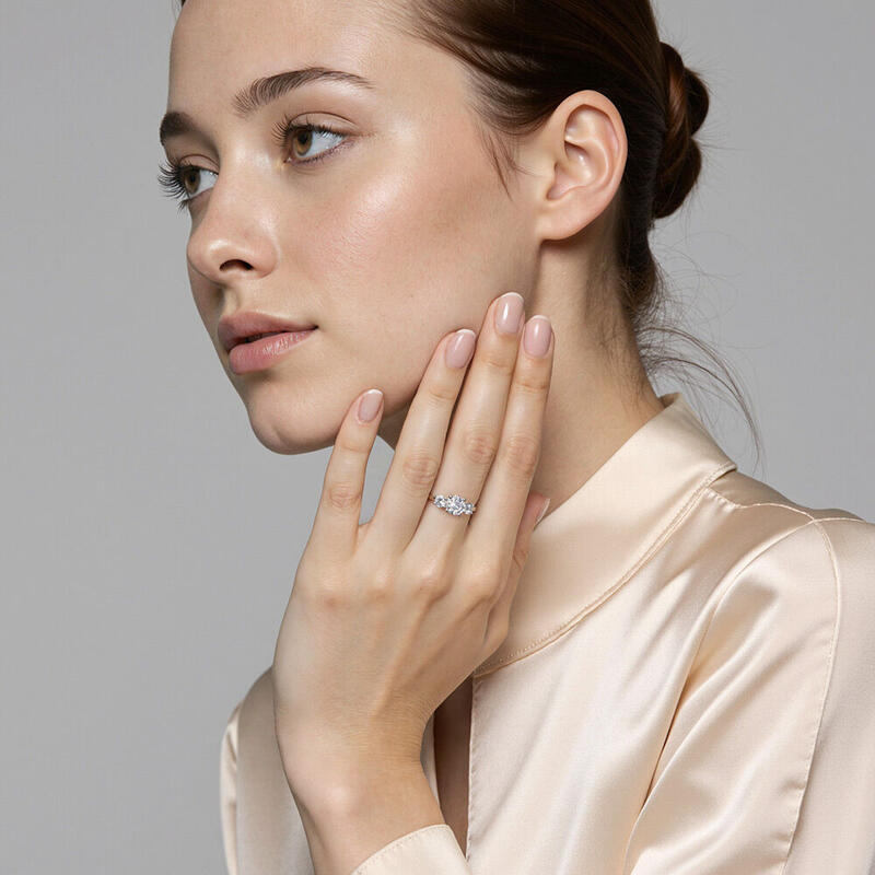 "Liebeslicht" Rundschliff Dreistein Verlobungsring