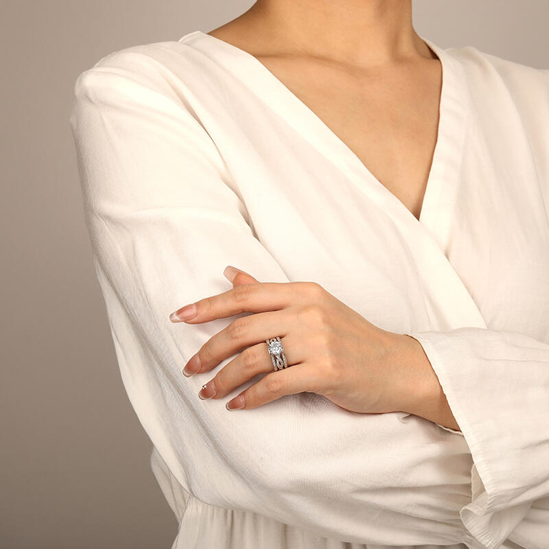 "Enamored Destiny" Round Cut Bridal Set