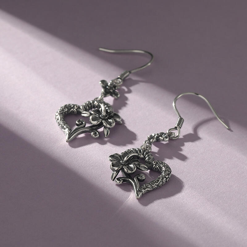 Jeulia Pendientes con forma de corazón de hibisco de plata de ley