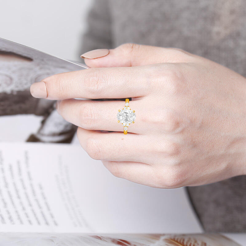 "Ganz und Gar" Ovalschliff Seitenstein-Verlobungsring