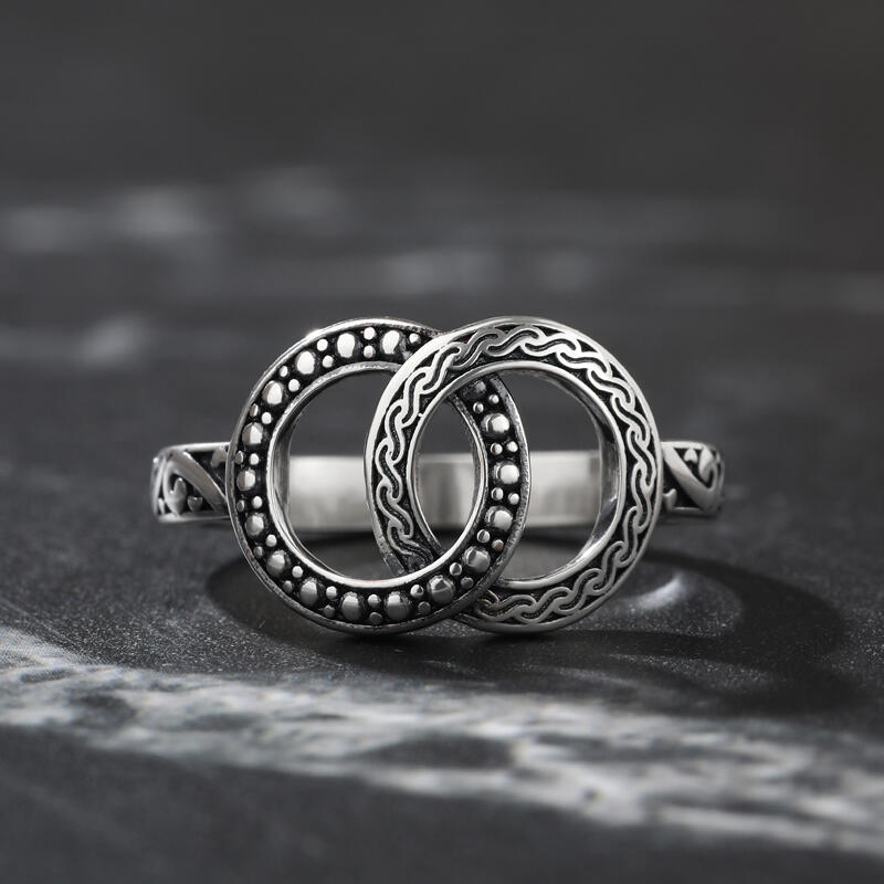 Jeulia Anillo de plata de ley con círculos entrelazados