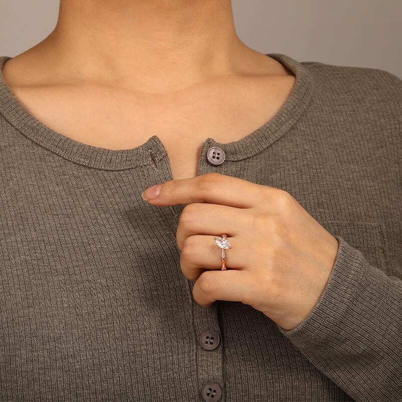 "Tugend der Liebe" Marquise-Schliff Verlobungsring mit Nebensteinen