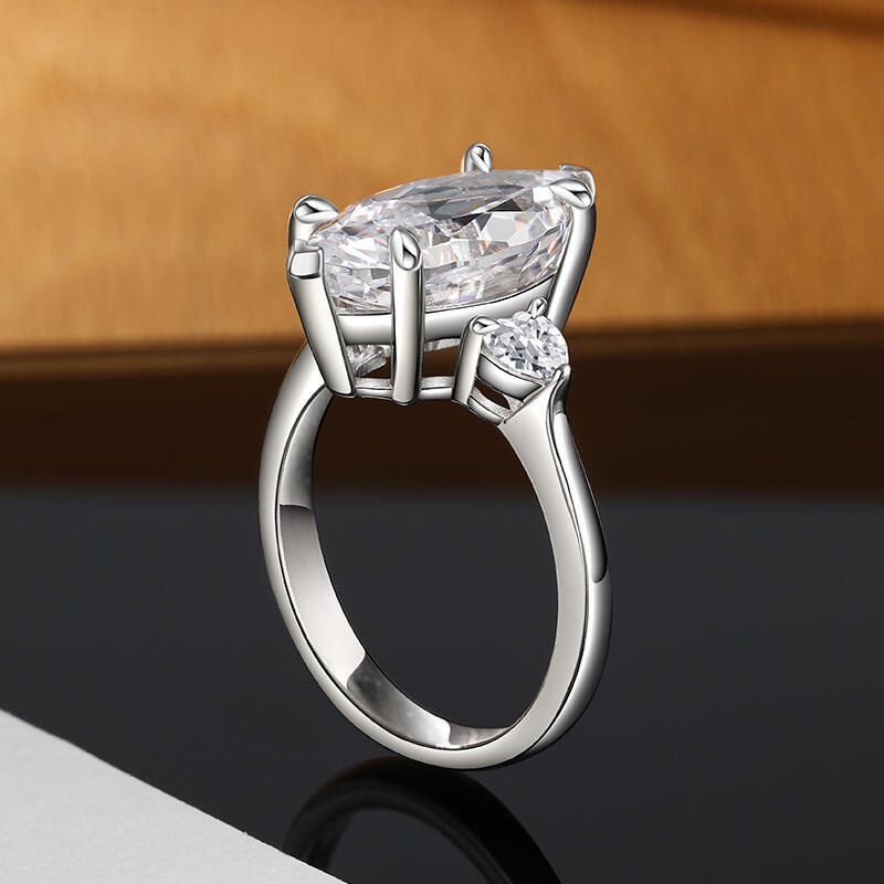 Jeulia Anillo de Plata de Ley con Tres Piedras de Corte Marquesa