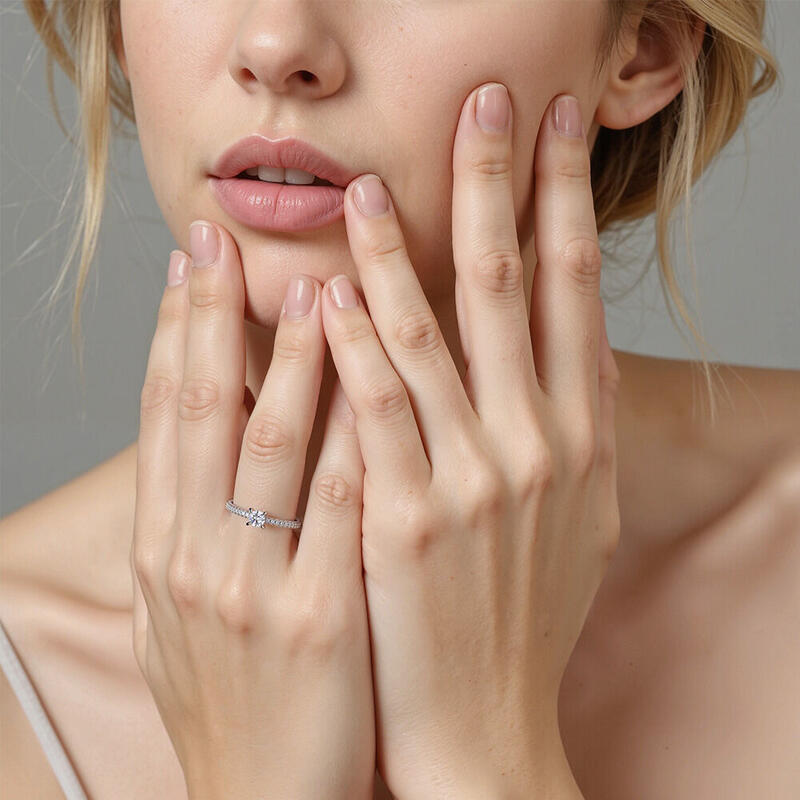 "Meine Schöne" Verlobungsring 0,3 ct Rundschliff mit Seitensteinen