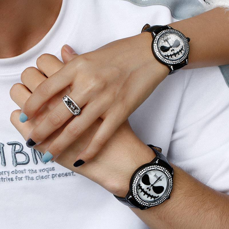 Jeulia "Patron Spirit of Halloween" Reloj De Mujer De Cuarzo Con Correa De Cuero Negro Y Diseño De Calavera