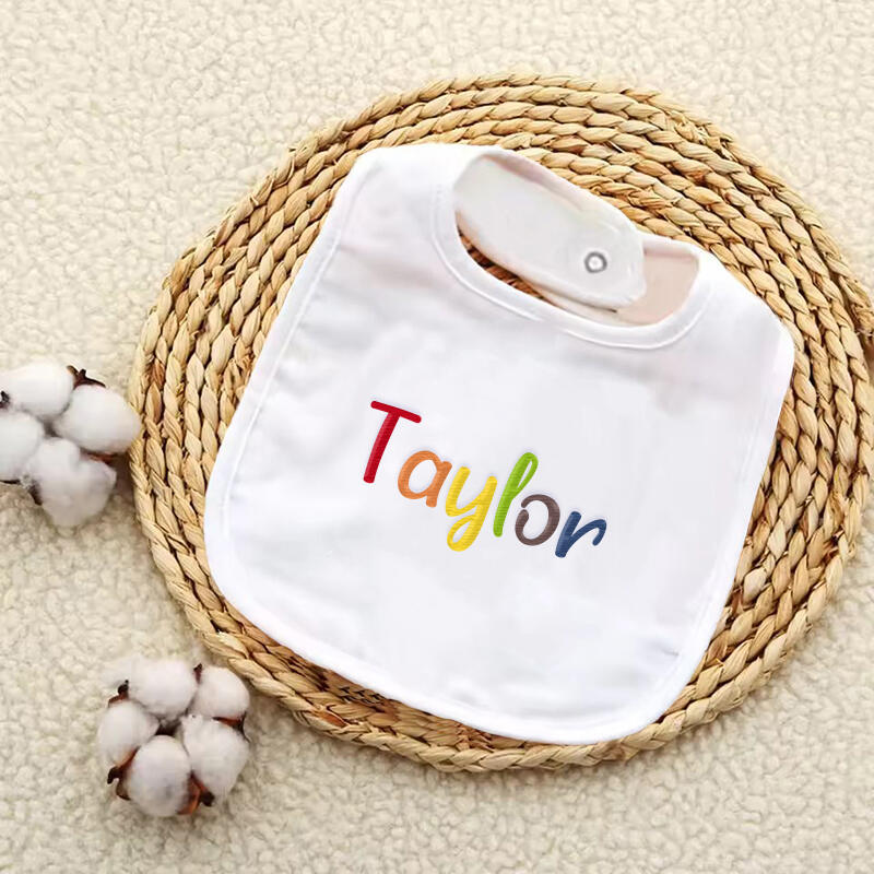 Personalisierte Babylätzchen mit zufälliger Farbe und Namensstickerei Kreatives Geschenk für Kinder