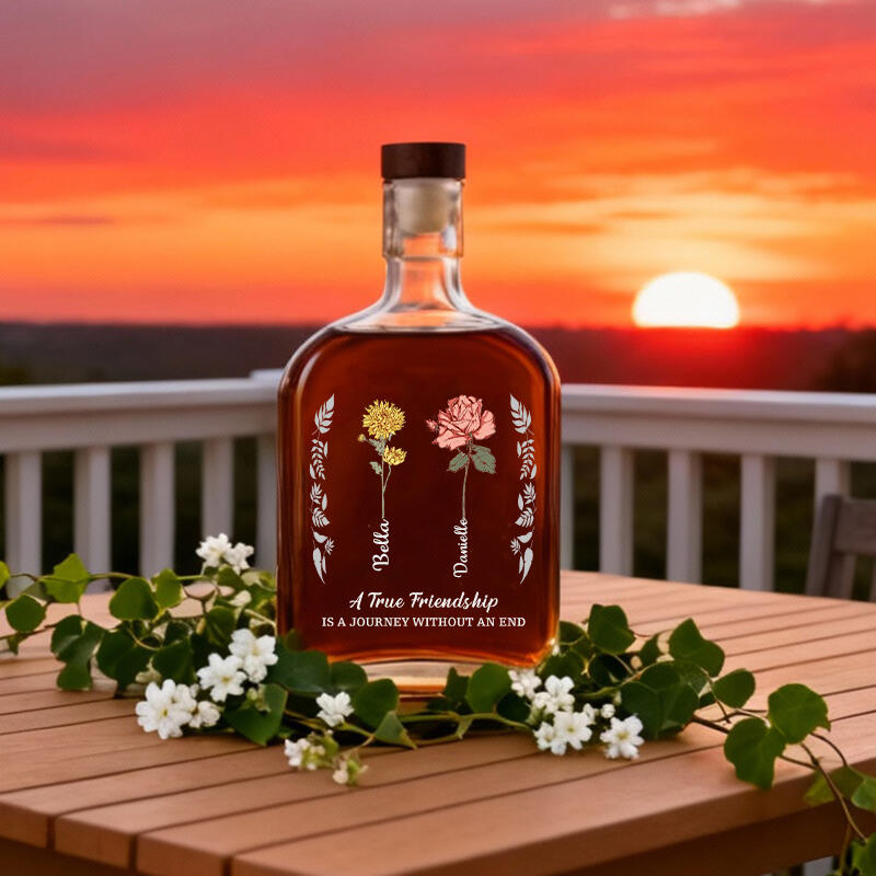 Botella de whisky con nombre personalizado y flores de nacimiento personalizadas. Regalo creativo para amigos.