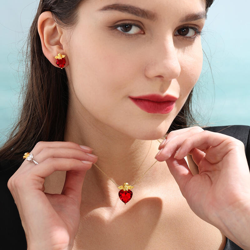 Jeulia Collar con colgante de corazón de Cupido de plata de ley