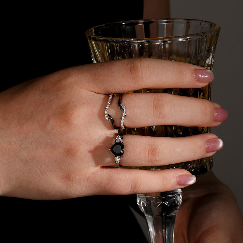 Jeulia Black Heart Thorns Three Stone Ring Set