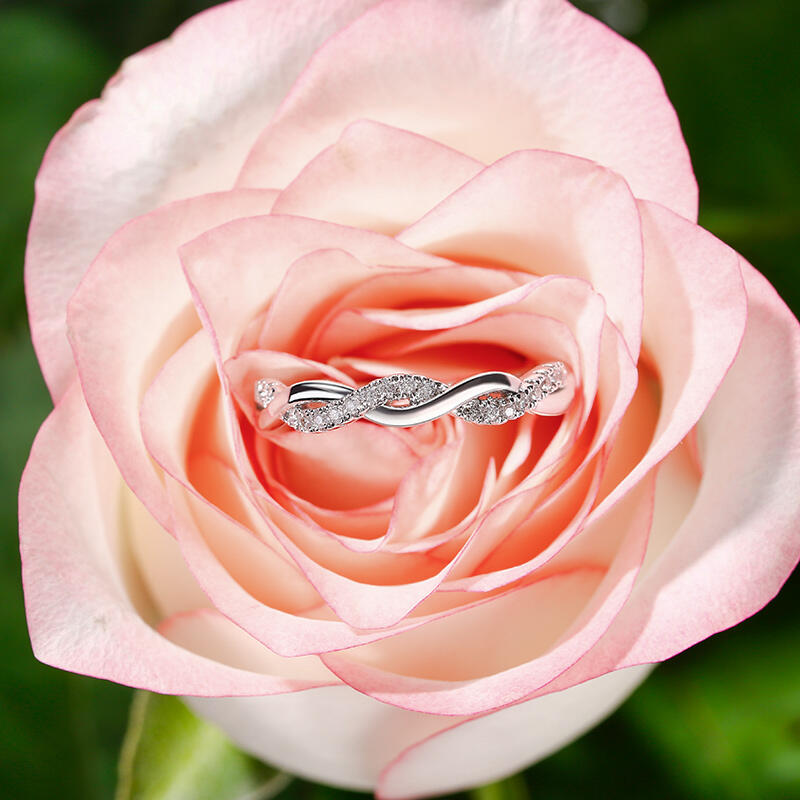 Jeulia Twist Round Cut Sterling Silver Band