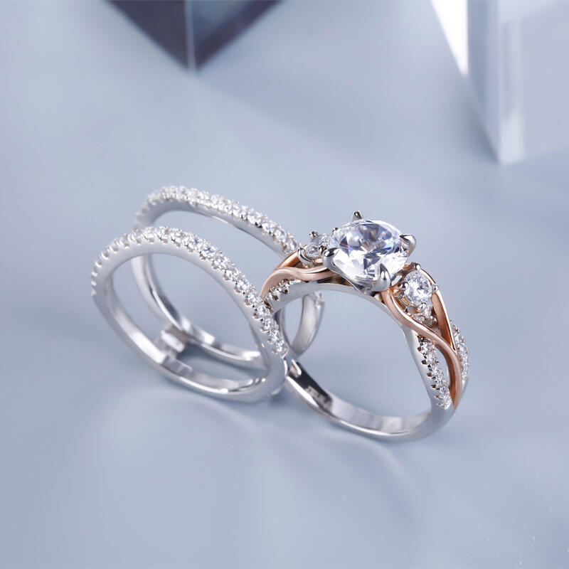 Jeulia Conjunto De Anillos Con Dos Tonos De Tres Piedras De Talla Redonda En Plata De Ley