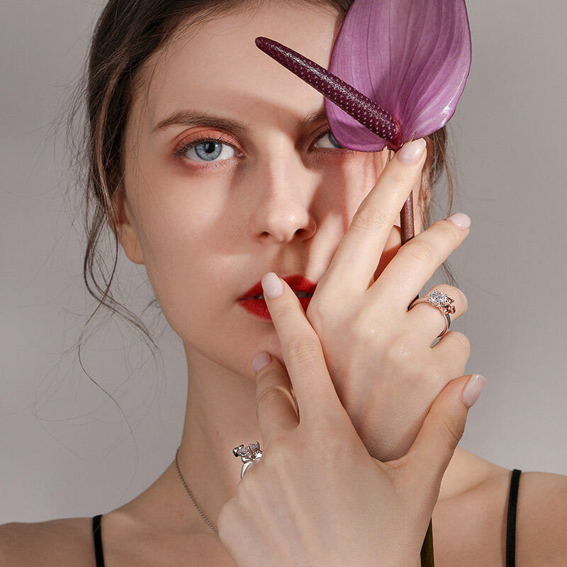 Jeulia Hug Me "Live in the Present" valp med runda snitt i sterlingsilver