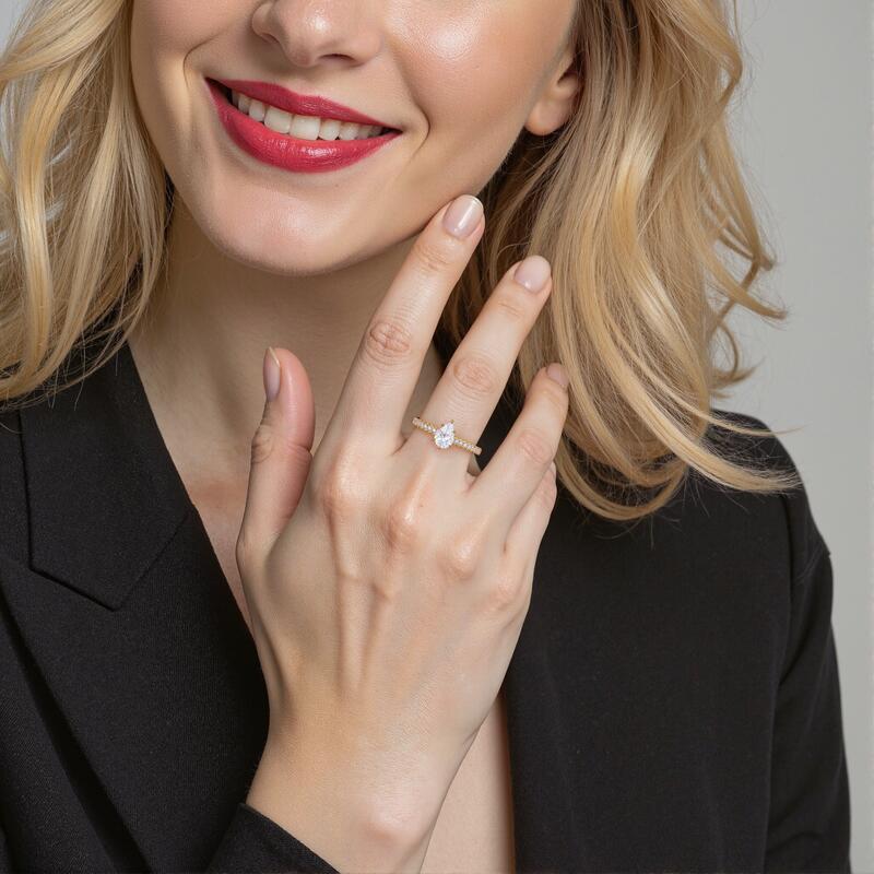 "Meine Seelenverwandte" Verlobungsring 0,8 ct Birnenschliff mit Seitensteinen