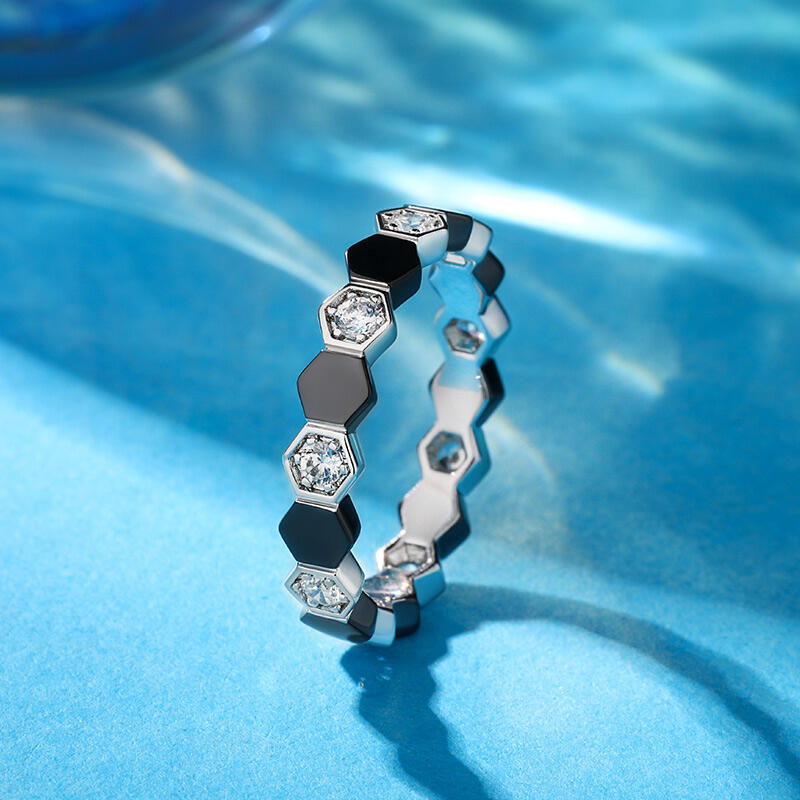 جوليا خاتم السيدات تصميم كرة القدم من الفضة الإسترليني "الحب غير المشروط"