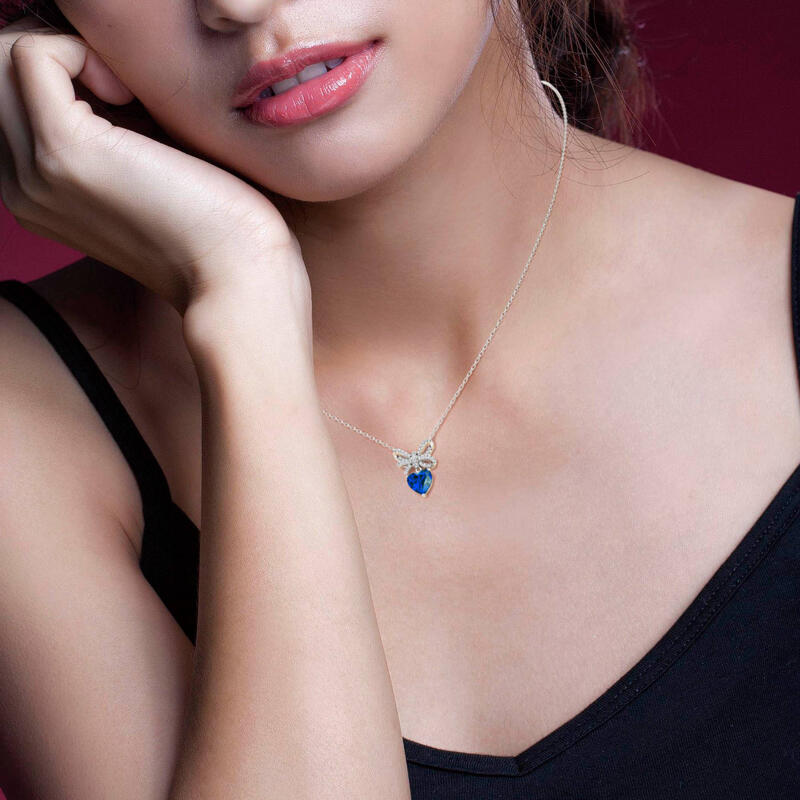 Jeulia Collar de plata de ley con colgante de corazón y pajarita