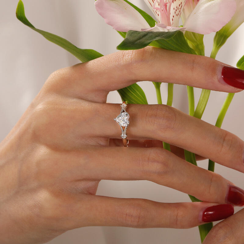 Jeulia Classic Heart Cut Split Shank Engagement Ring