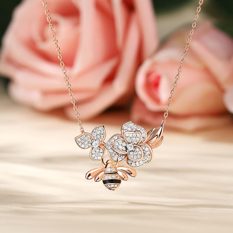 Jeulia Collar de Plata de Ley con Abeja y Flor