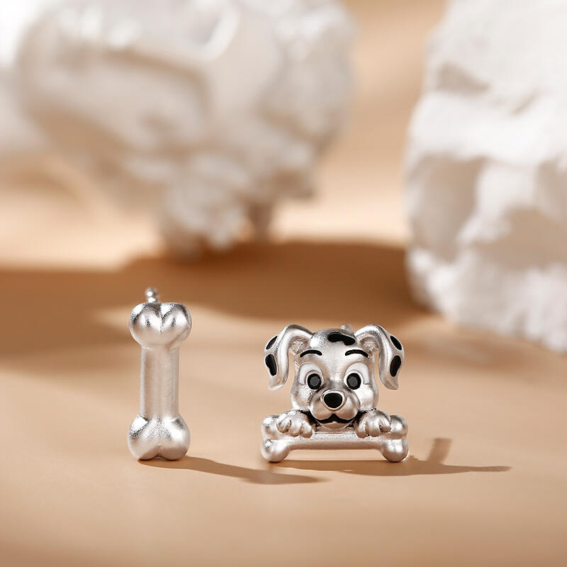 Jeulia Pendientes asimétricos de perrito manchado y hueso de plata de ley