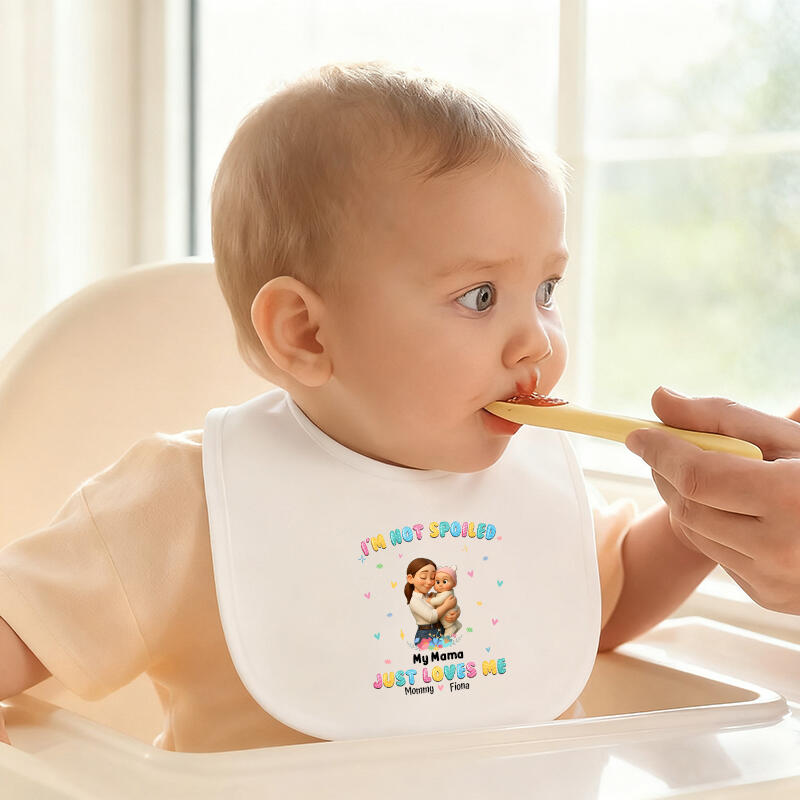 Bavoir personnalisé avec prénom et motif de cœurs colorés le meilleur cadeau pour les enfants